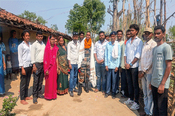 Latehar News : प्रशिक्षण पूरा कर घर लौटे आर्मी जवान को सम्‍मानित किया गया