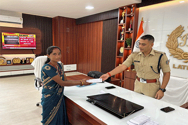 Latehar News : SP ने गुम मोबाइलों को उनके मालिकों को सौंपा