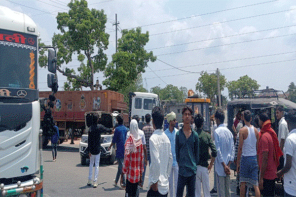 Palamu  News : हाइवा की चपेट में आकर स्कूटी सवार की मौत