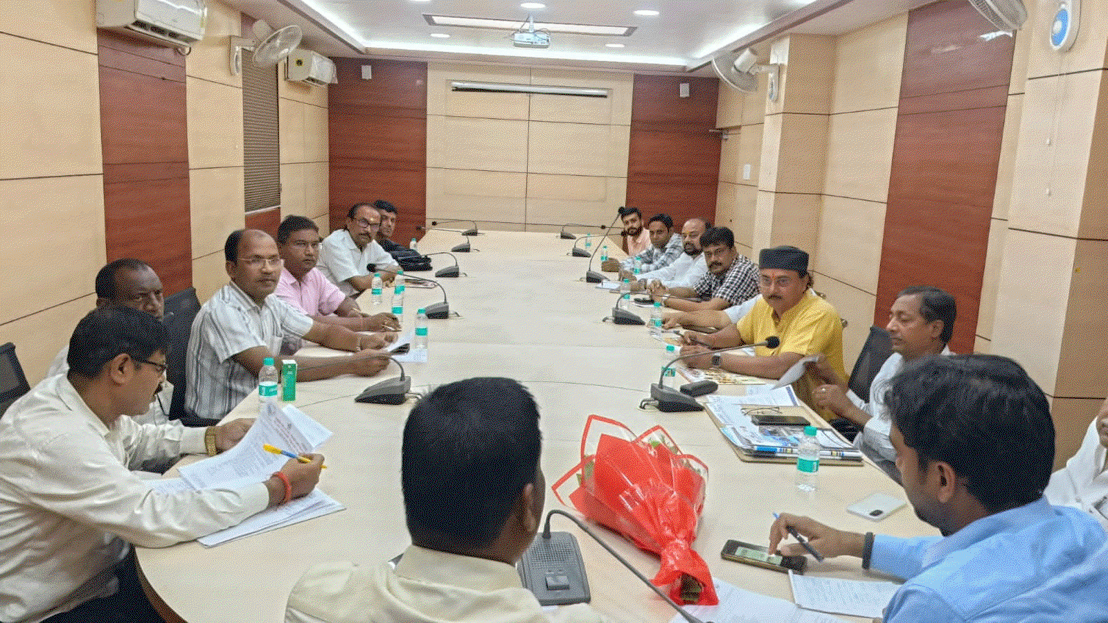 Bokaro News : डीसी ने  की उद्योग प्रतिनिधियों के साथ बैठक, बिजली व साफ-सफाई सहित विभिन्न मुद्दों पर