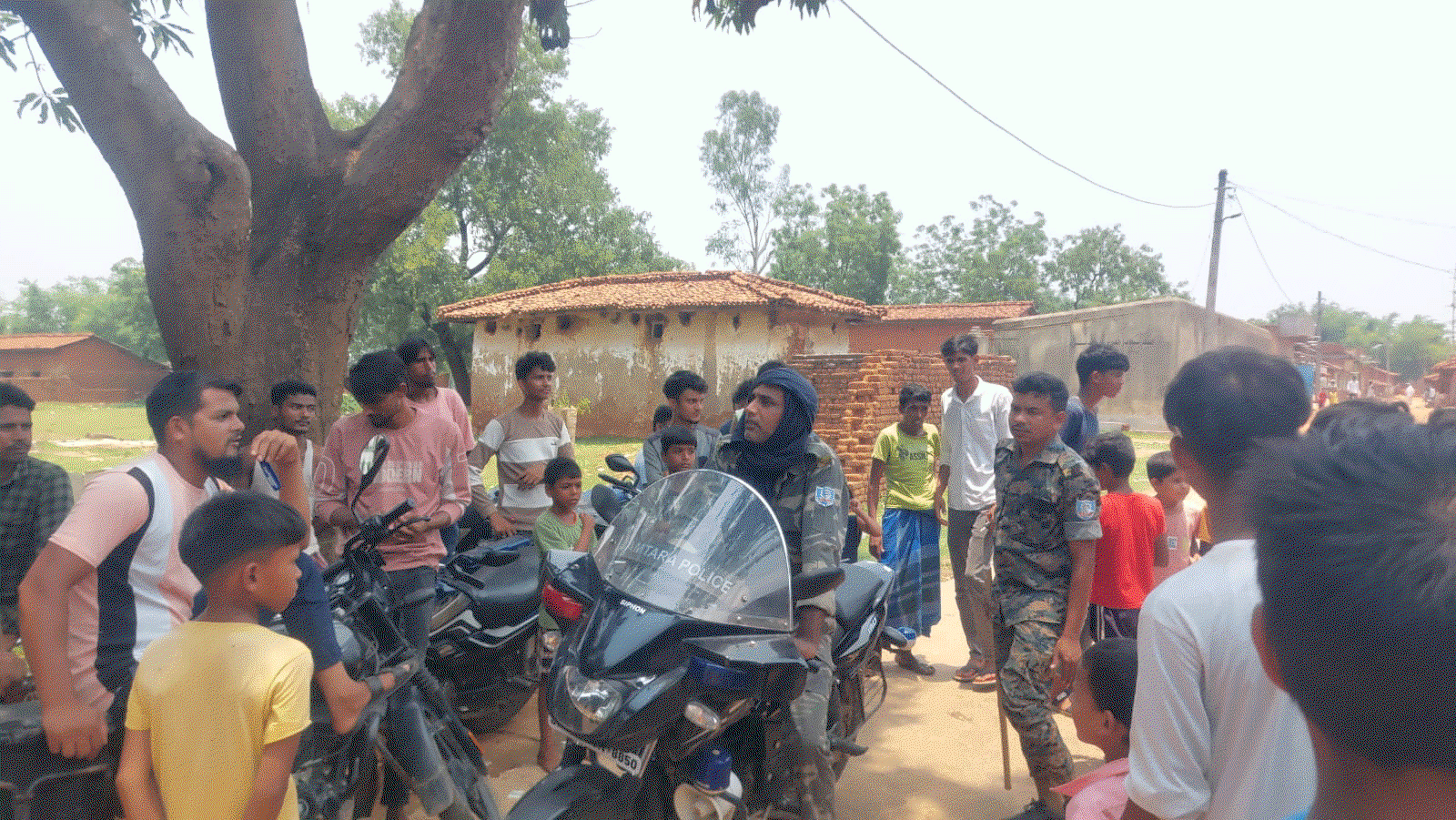 Jamtara News : टोपाटांड में गैस सिलेंडर चोरी, ग्रामीणों ने संदिग्ध युवक को पकड़कर किया बंद