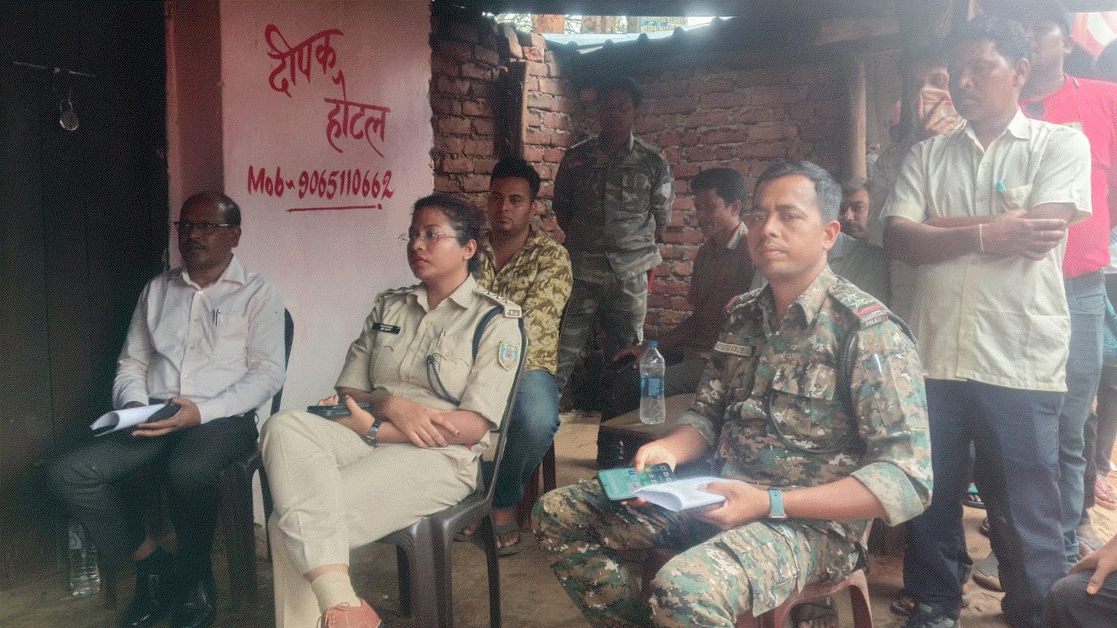Latehar News: नेतरहाट में छापेमारी, भारी मात्रा में अवैध शराब बरामद