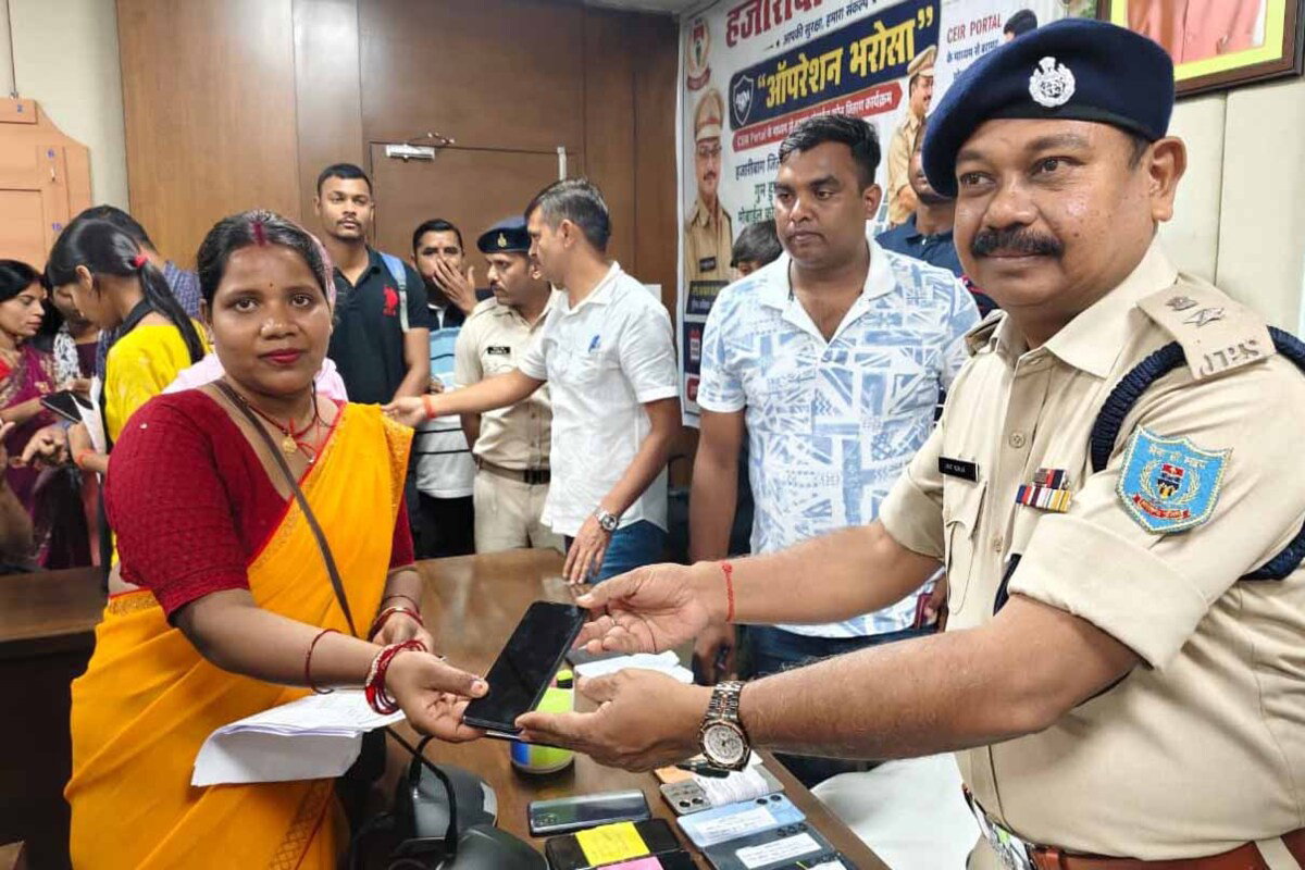 हजारीबाग पुलिस ने ऑपरेशन भरोसा के तहत 139 गुम मोबाइल बरामद कर मालिकों को सौंपा