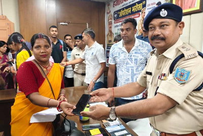 हजारीबाग पुलिस ने ऑपरेशन भरोसा के तहत 139 गुम मोबाइल बरामद कर मालिकों को सौंपा