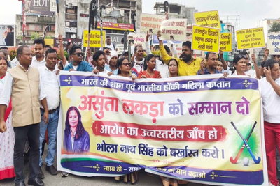 Ranchi : हॉकी इंडिया महासचिव का आदिवासी संगठनों व खिलाड़ियों ने किया पुतला दहन
