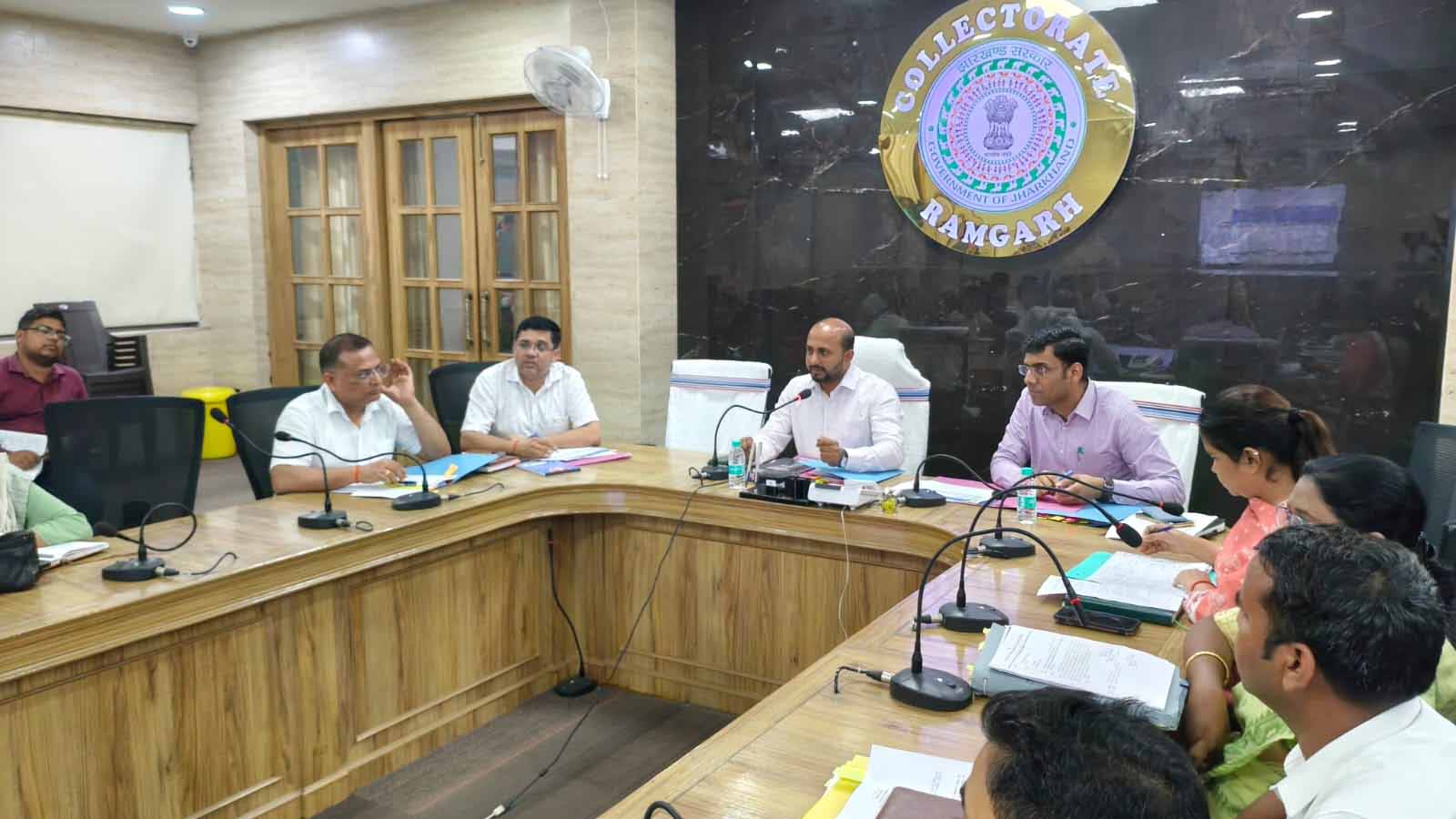 Ramgarh : जिला स्तरीय डेवलपमेंट टास्क फोर्स की बैठक में लंबित मामलों के निष्पादन के निर्देश
