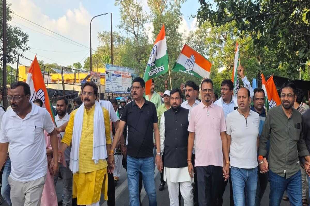 धर्मेंद्र प्रधान के इस्तीफे पर धनबाद में कांग्रेस का जश्न, पैदल मार्च निकाल केंद्र सरकार पर साधा निशाना