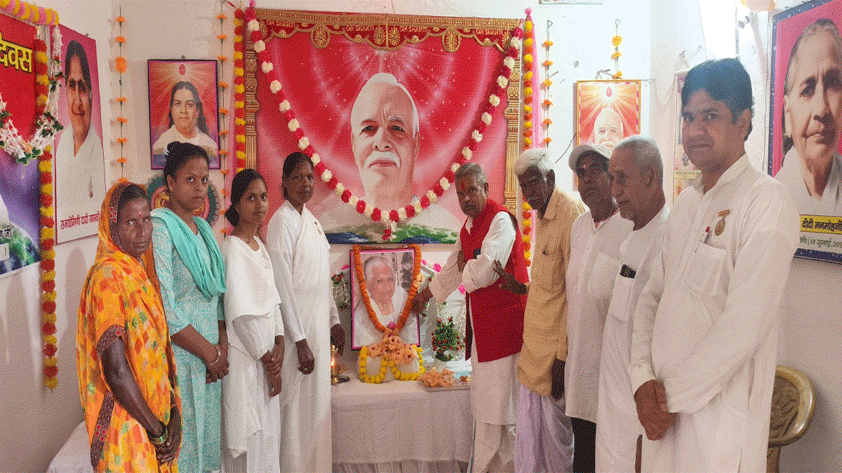 Latehar News : डॉ. राजयोगिनी दादी प्रकाशमणि की पुण्यतिथि पर श्रद्धाजंलि सभा