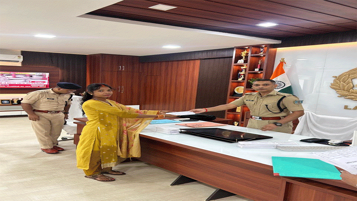 Latehar News : SP ने 24 गुम मोबाइलों को उसके असली धारकों को सौंपा
