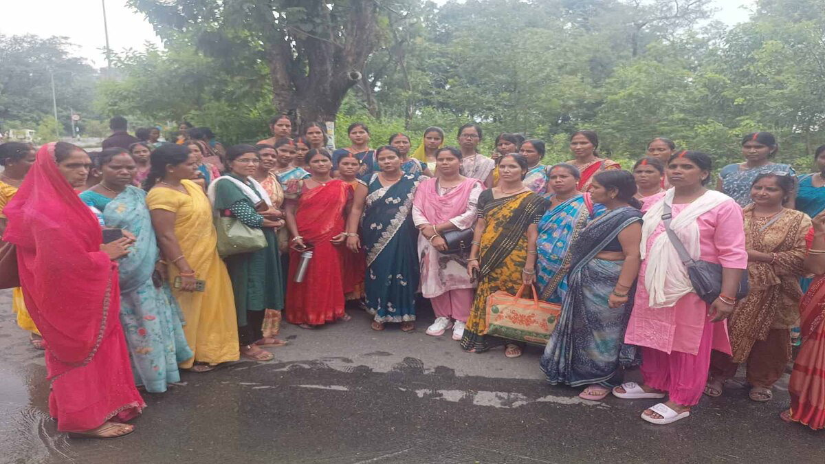 Ranchi News : JSLPS महिला कैडर ने की मानदेय बढ़ाने की मांग, मंत्री दीपिका पांडेय को सौंपा मांगपत्र
