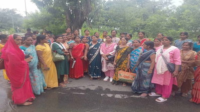 Ranchi News : JSLPS महिला कैडर ने की मानदेय बढ़ाने की मांग, मंत्री दीपिका पांडेय को सौंपा मांगपत्र