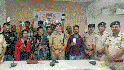 Palamu  News  : मोबाइल हाथ में आते ही खिल उठे चेहरे, SP ने 97 धारकों को लौटाए उनके फोन