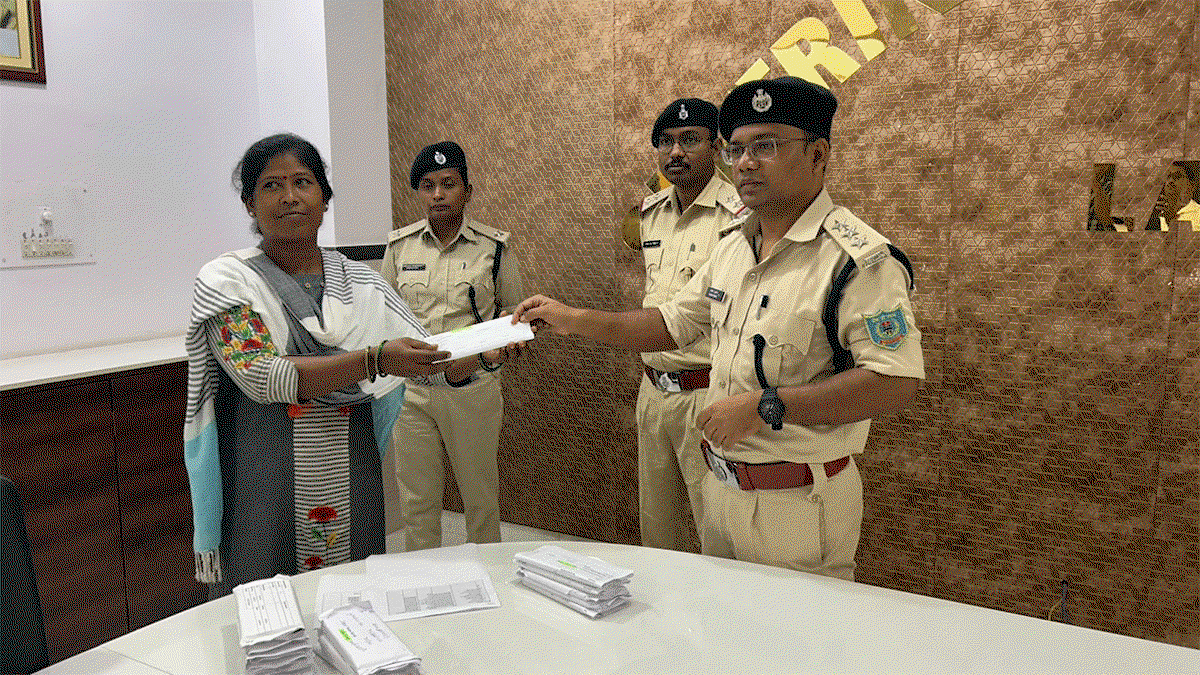 Police returned the lost mobil