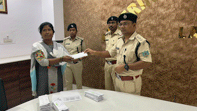 Latehar News : पुलिस ने 20 गुम मोबाइल को उनके असली धारकों को सौंपा