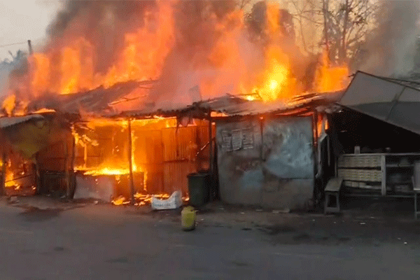देवघर : बूढ़ेई चौक के एक दुकान में लगी भीषण आग,  लाखों का नुकसान