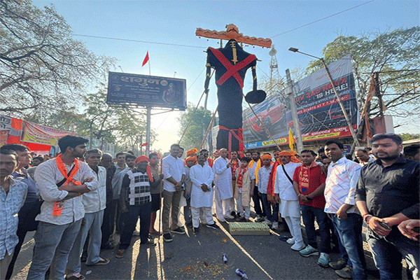 रावण दहन के साथ सप्तमी जुलूस संपन्न, भक्ति में डूबा मेदिनीनगर