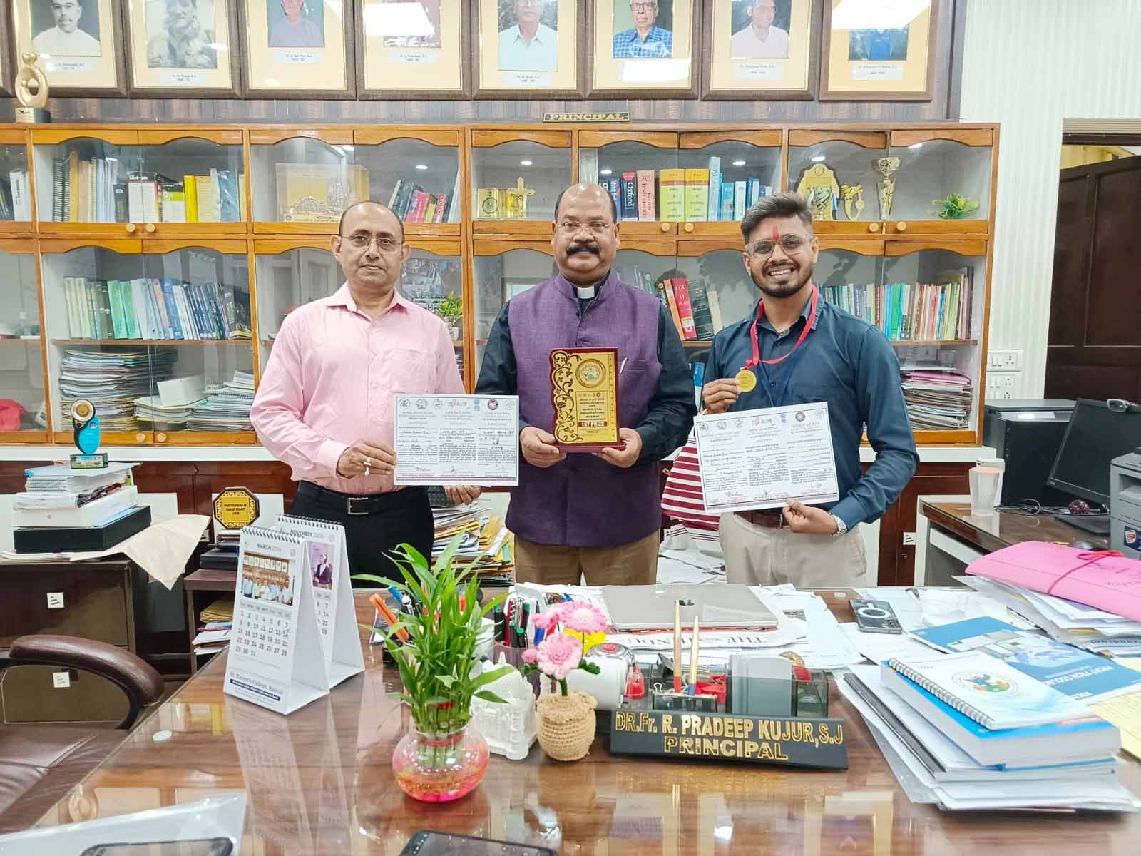 रांची : भाषण प्रतियोगिता में प्रथम स्थान प्राप्त कर आकाश गिरी ने राज्य का नाम किया रोशन