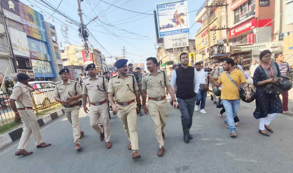 रांची पुलिस ने शहर के अलग-अलग इलाकों में किया फ्लैग मार्च