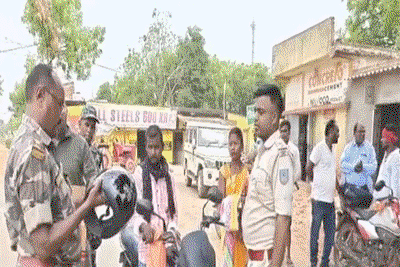 Seraikela News: तिरुलडीह में सड़क सुरक्षा अभियान, बिना हेलमेट बाइक चला रहे लोगों  को पुलिस ने बांटे हेलमेट