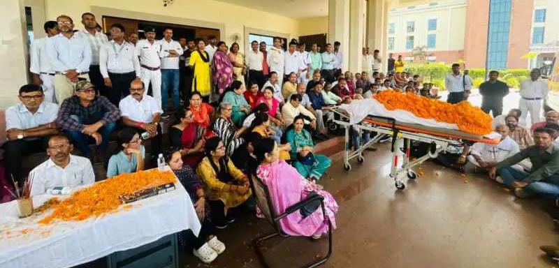 Ranchi News : विधानसभा कर्मी की मौत के बाद परिजनों का हंगामा, इलाज में लापरवाही का आरोप