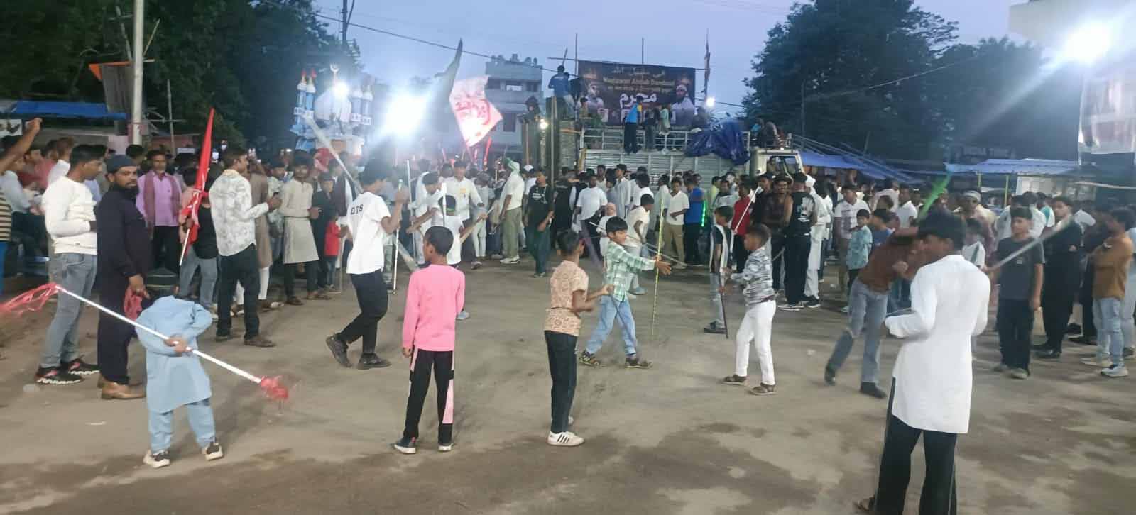 Chakradharpur : मोहर्रम पर शिया समुदाय ने निकाला जुलूस, पारंपरिक खेलों का प्रदर्शन