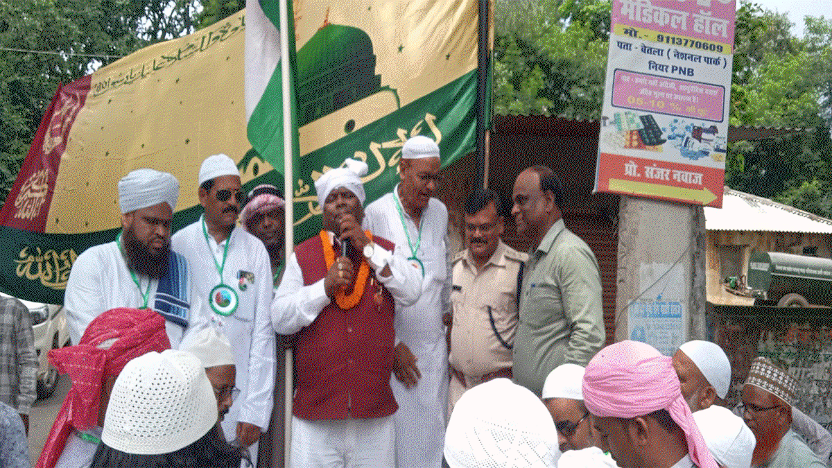 Latehar News : ईद-मिलादुन्‍नबी के मौके पर अंजुमन कमेटी ने विधायक को सम्‍मानित किया