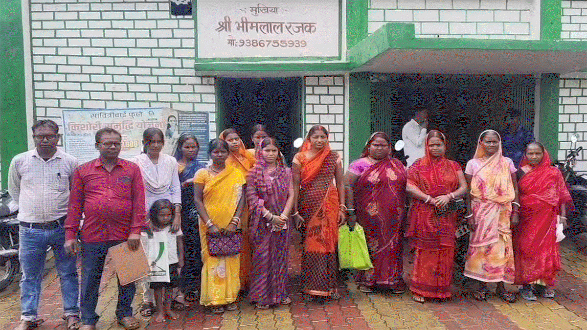 Dhanbad  News : मंईयां योजना से कटा नाम, तीन सप्ताह से सचिवालय के चक्कर काट रहीं महिलाएं
