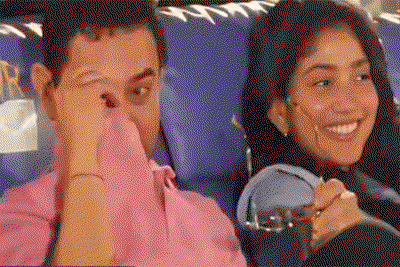 बेटे जुनैद की परफॉर्मेंस देख इमोशनल हुए आमिर खान ,वीडियो वायरल