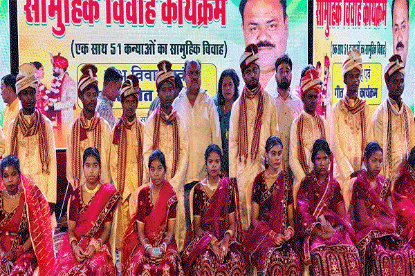 जमाताड़ा : गांधी मैदान में 51 जोड़ों का सामूहिक विवाह,  एक्टर चंकी पांडे भी रहे मौजूद