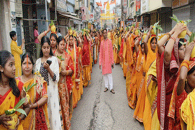 गिरिडीह : संतोषी माता मंदिर  की प्राण प्रतिष्ठा को लेकर निकाली भव्य कलश यात्रा