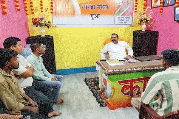 नोवामुंडी : पूर्व मुख्यमंत्री मधु कोड़ा ने मजदूरों की सुनी समस्याएं, समाधान का दिया आश्वासन