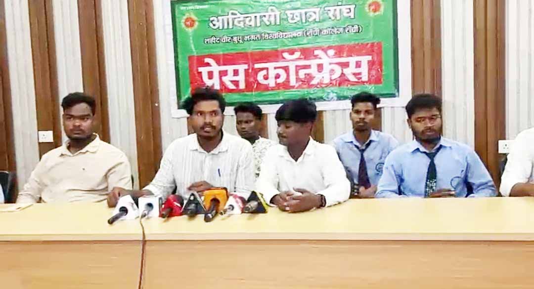 DSPMU में फीस वृद्धि पर नाराज छात्र संगठनों ने दी उग्र आंदोलन की चेतावनी