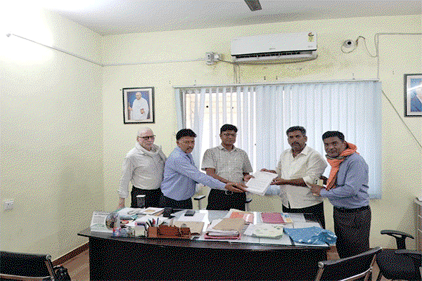 लातेहार : गौ को राष्ट्र माता घोषित करने की मांग को लेकर सीओ को सौंपा ज्ञापन