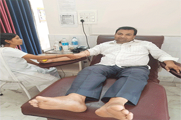 Latehar News :राजद नेता ने रक्तदान कर बचाई मरीज की जान