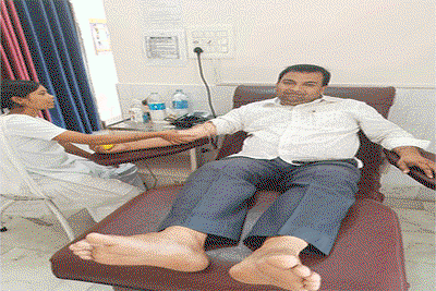 Latehar News :राजद नेता ने रक्तदान कर बचाई मरीज की जान