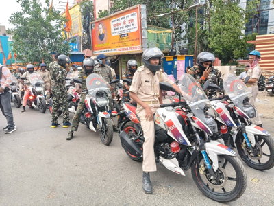Ranchi News : बकरीद से पहले पुलिस ने निकाला फ्लैग मार्च, शांतिपूर्ण त्यौहार मनाने की अपील
