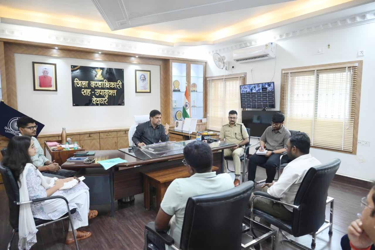 Deoghar : श्रावणी मेले को लेकर DC ने की उच्च स्तरीय बैठक, रेलवे स्टेशनों पर विशेष तैयारी