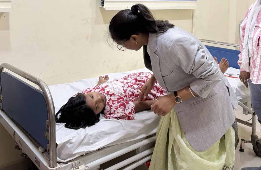 Jadugora : पोटका में फैला ब्रेन मलेरिया, अस्पताल में भर्ती विद्यार्थियों से मिली समाजसेविका दुखनी सोरेन