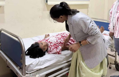 Jadugora : पोटका में फैला ब्रेन मलेरिया, अस्पताल में भर्ती विद्यार्थियों से मिली समाजसेविका दुखनी सोरेन
