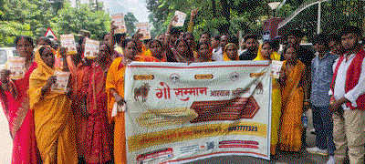 Bokaro News: गौ-माता को राष्ट्रमाता का दर्जा देने की मांग, डीसी को सौंपा ज्ञापन