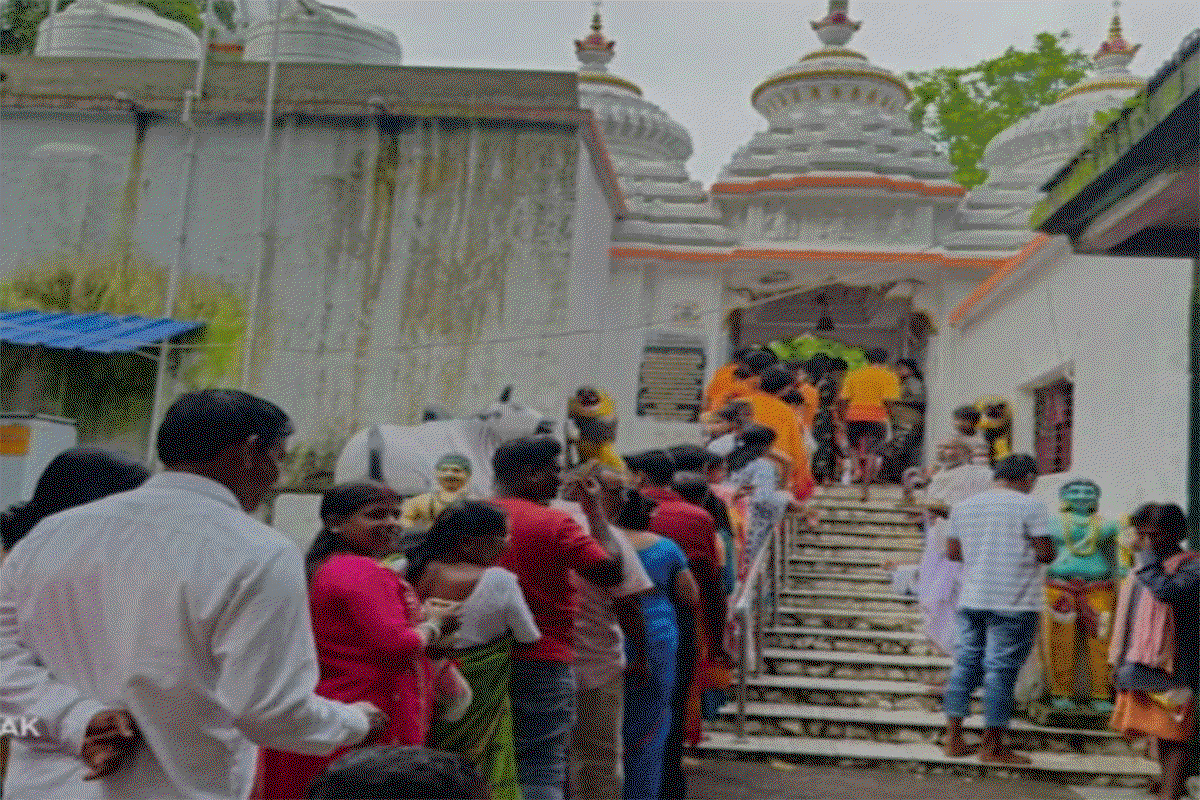Baharagora News : बंगाल समाज की दूसरी सोमवारी पर शिवालयों में उमड़ी श्रद्धालुओं की भीड़, मंदिरों में गूंजा `हर-हर महादेव`