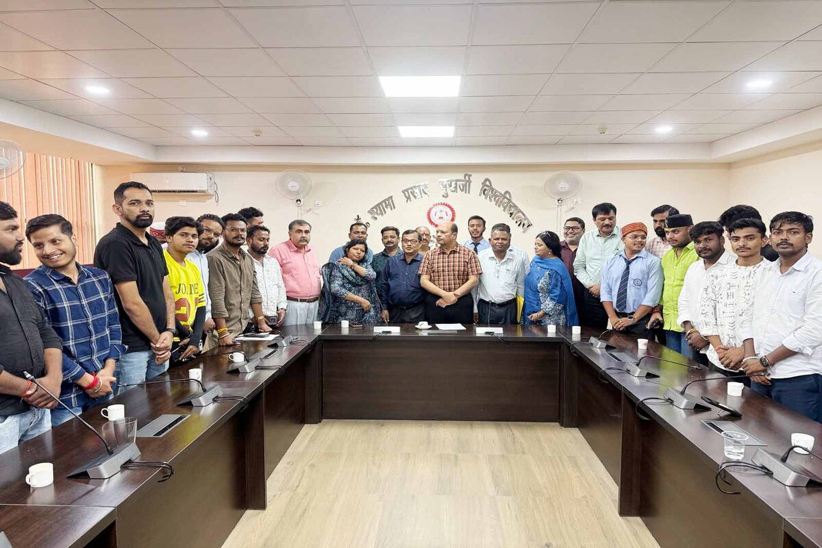Ranchi : छात्र संगठनों ने DSPMU के VC को सौंपा ज्ञापन, FIR वापस लेने पर सहमति बनी
