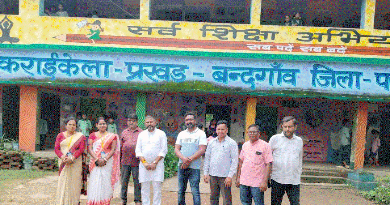 Chakradharpur News :  बंदगांव में कांग्रेस नेताओं ने SIR के तहत बूथों का किया निरीक्षण