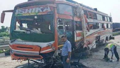 Aurangabad News : कोलकाता से आ रही बस हाईवे पर पलटी, कई यात्री घायल