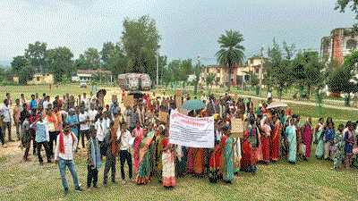 Latehar News : ग्रामीणों ने अस्‍पताल का निर्माण दूसरे जगह कराने पर किया  विरोध  प्रदर्शन