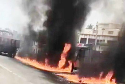 Giridih News : बेंगाबाद मोड़ के पास चलते ट्रक में लगी आग, चालक ने कूदकर बचाई जान