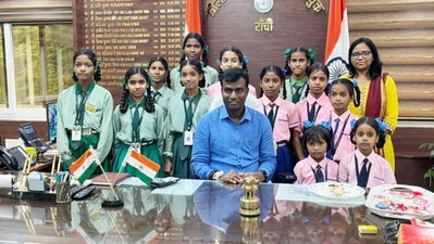 Ranchi News : हैंडमेड राखी से सजा समाहरणालय, छात्राओं ने डीसी को बांधी राखी