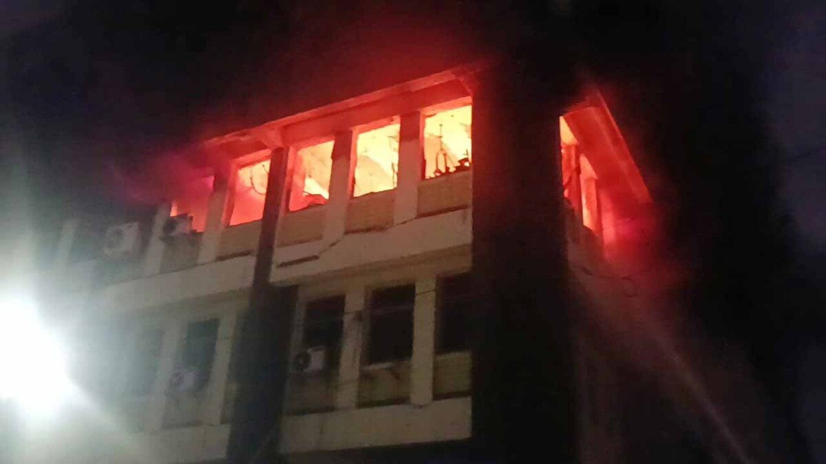 Jamshedpur News : बिष्टुपुर की LIC बिल्डिंग में लगी आग, 3 घंटे बाद पाया गया काबू