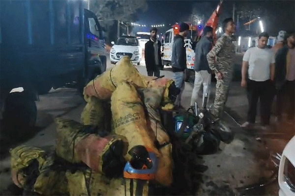 गिरिडीह : बाइक व कार में जोरदार टक्कर, बाइक सवार गंभीर रूप से घायल