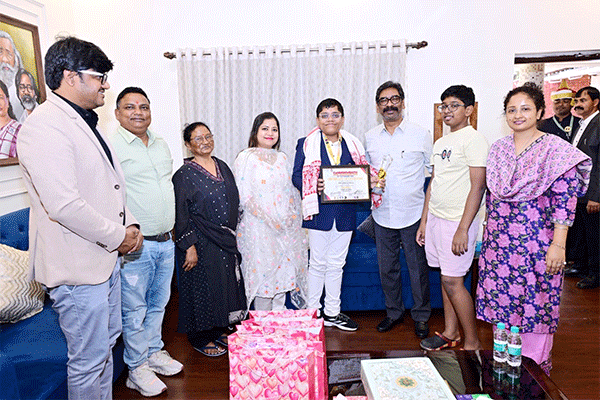 मुख्यमंत्री हेमंत सोरेन से मिले राष्ट्रमंडल शतरंज स्वर्ण विजेता अधिराज मित्रा